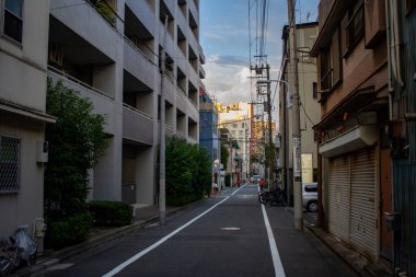 Tokyo, Japonya, 25 Ekim 2023: Tokyo 'da Gün batımında Barışçıl Sokak