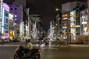 Tokyo, Japonya, 25 Ekim 2023: Gece Yoğun Tokyo Kavşağı Yayalar ve Trafik