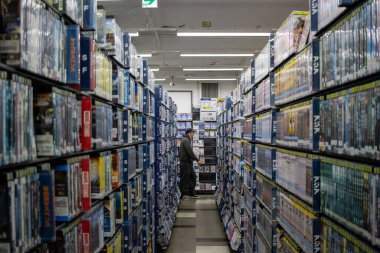 Tokyo, Japonya, 25 Ekim 2023: Müşteri Bir DVD Dükkanında Bakınıyor
