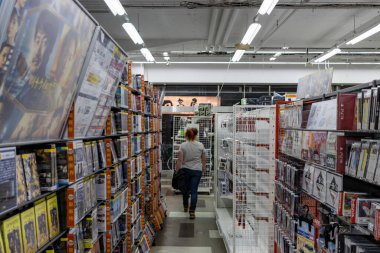 Tokyo, Japonya, 25 Ekim 2023: Raflarla dolu bir DVD dükkanının içi
