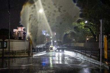Tokyo, Japonya, 25 Ekim 2023: Tokyo Caddesi 'nde Yağmurlu Akşamlar