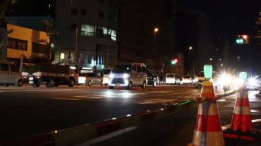 Tokyo, Japonya, 25 Ekim 2023: Tokyo Caddesi 'nde Gece Trafiği ve İnşaat Engelleri