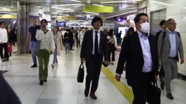 Tokyo, Japonya, 25 Ekim 2023: Tokyo 'da işlek bir metro istasyonunda işçiler