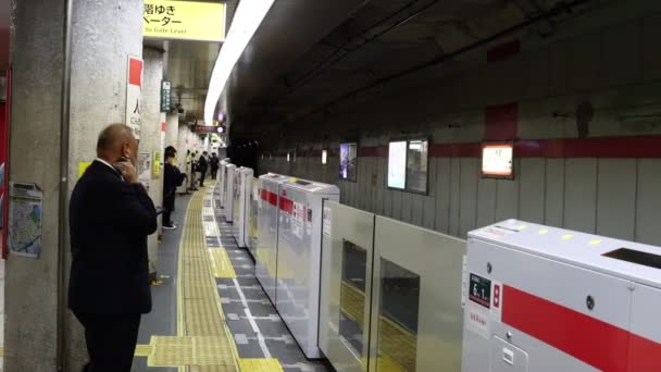 Tokio Japan Oktober 2023 Geschäftsmann Telefoniert Bahnsteig — Stockvideo