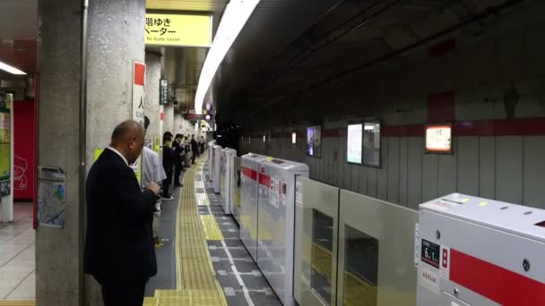 Τόκιο Ιαπωνία Οκτωβρίου 2023 Άντρας Στο Τηλέφωνο Στο Σταθμό Πολυσύχναστου — Αρχείο Βίντεο