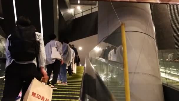 Τόκιο Ιαπωνία Οκτωβρίου 2023 Επιβάτες Στο Escalator Στο Σύγχρονο Κτίριο — Αρχείο Βίντεο