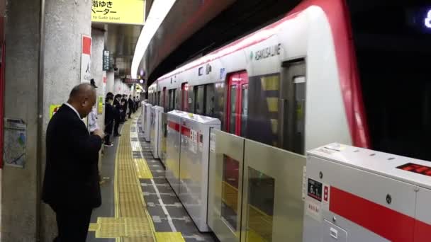 Tokio Japan Oktober 2023 Zakenman Checkt Telefoon Metrostation — Stockvideo