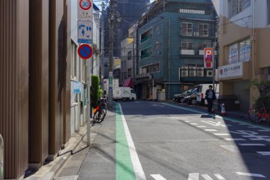 Tokyo, Japonya, 26 Ekim 2023: Yol işaretleri ve bisikletli sokak