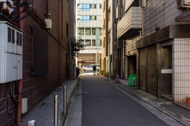 Tokyo, Japonya, 26 Ekim 2023: Pedestrian ve Scooter ile Şehir Tokyo 'da Sokak