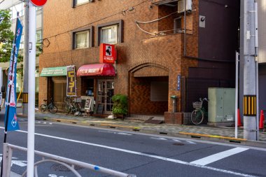 Tokyo, Japonya, 26 Ekim 2023: Sakin bir sokak köşesindeki küçük işletmeler