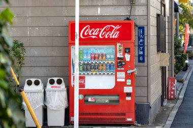 Tokyo, Japonya, 26 Ekim 2023: Tokyo kaldırımında Coca-Cola Otomatları