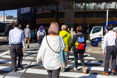 Tokyo, Japonya, 26 Ekim 2023: Bir Üstgeçidin Gölgesinde Karşıdan Karşıya Geçen Yayalar