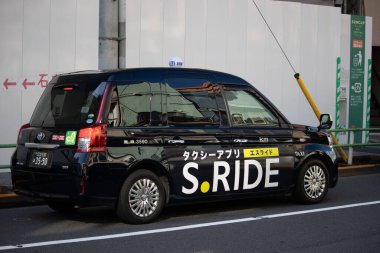 Tokyo, Japonya, 26 Ekim 2023: Şehir Caddesinde S.RIde markalı bir taksi parketti
