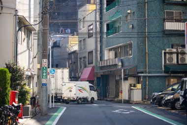 Tokyo, Japonya, 26 Ekim 2023: Tokyo 'da Konut ve Ticaret Binaları ile Sessiz Sokak