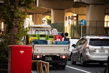 Tokyo, Japonya, 26 Ekim 2023: Yoğun Sokak Teslimat Kamyonu ve Arabaları