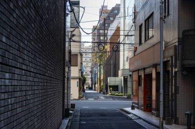 Tokyo, Japonya, 26 Ekim 2023: Modern Mimariyle Sessiz Şehir Sokak Sahnesi