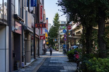 Tokyo, Japonya, 26 Ekim 2023: Motosiklet Markası İşaretli Sessiz Şehir Caddesi