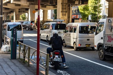 Tokyo, Japonya, 26 Ekim 2023: Motorsikletçi Yükseltilmiş Otoyolun Altındaki Trafik Işıkları 'nda Bekliyor