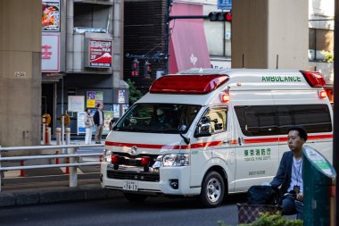 Tokyo, Japonya, 26 Ekim 2023: Yayalarla Sokaklarda Ambulans