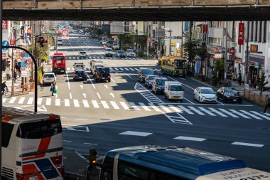Tokyo, Japonya, 26 Ekim 2023: Şehir Kavşağında Çeşitli Trafik ve Yayalar Etkinliği