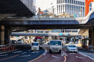 Tokyo, Japonya, 26 Ekim 2023: Otoyol Altında Trafik