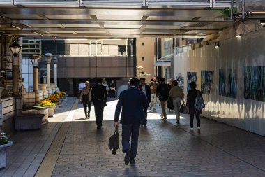 Tokyo, Japonya, 26 Ekim 2023: Mimari tepe örtüsü ile Paved Patikasında Yürüyen Yayalar