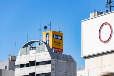 Tokyo, Japonya, 26 Ekim 2023: Berlitz İmza ve Modern Mimariyle Şehir
