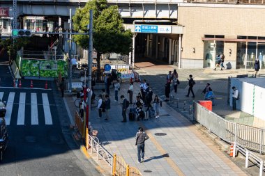 Tokyo, Japonya, 26 Ekim 2023: Keisei Ueno İstasyonu yakınlarındaki işlek cadde manzarası