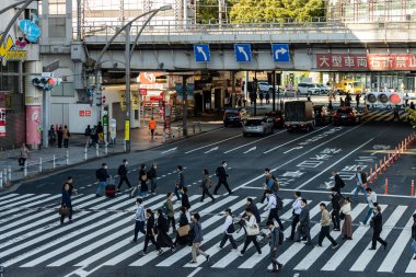 Tokyo, Japonya, 26 Ekim 2023: Görünür Dükkanlarla Shibuya Kavşağında Karşılaşan Yolcular