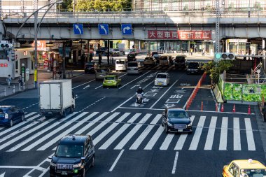 Tokyo, Japonya, 26 Ekim 2023: Üstgeçitle Büyük Kavşakta Trafik