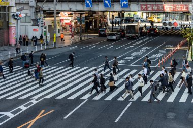 Tokyo, Japonya, 26 Ekim 2023: Meşgul Kavşaktaki Yayalar