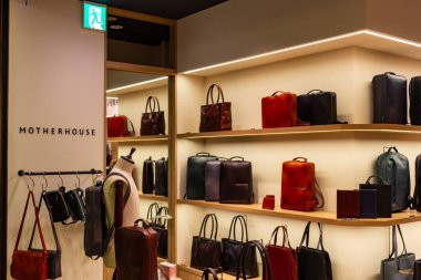 Tokyo, Japonya, 26 Ekim 2023: Motherhouse Store 'da Lüks Deri Poşetler