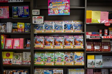 Tokyo, Japonya, 26 Ekim 2023: Tokyo 'daki bir mağazada raflarda Çocuk Oyunları ve Bulmacalar Çeşitliliği