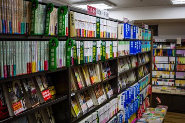 Tokyo, Japonya, 26 Ekim 2023: Japon Kitapçısında Kapsamlı Kitap Koleksiyonu