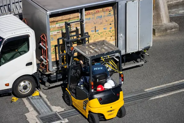 Tokyo, Japonya, 26 Ekim 2023: Forklift Karton Kutuları Yük Kamyonu 'na Yüklüyor