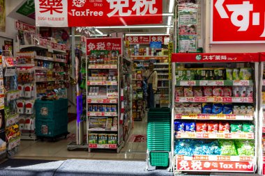 Tokyo, Japonya, 26 Ekim 2023: Vergisiz bir mağazanın yoğun girişi