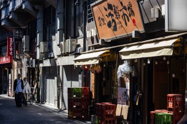 Tokyo, Japonya, 26 Ekim 2023: Gölgede Yerel Dükkanlar ve Yayalarla Sokak