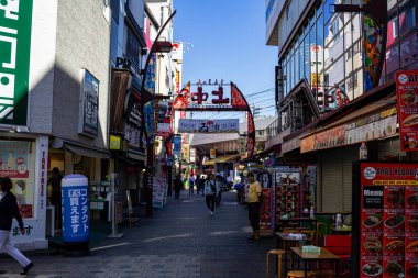 Tokyo, Japonya, 26 Ekim 2023: Ueno 'daki Hızlı Alışveriş Sokağı