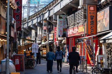 Tokyo, Japonya, 26 Ekim 2023: Dükkanlar ve İşaretlerle Dolu Pazar Caddesi