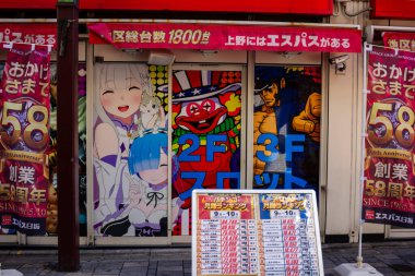 Tokyo, Japonya, 26 Ekim 2023: Anime Karakteri Dekoratif Kıyafet Mağazası