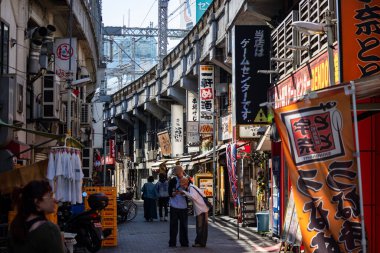 Tokyo, Japonya, 26 Ekim 2023: Renkli İşaretler ve Yayalara sahip Bustling Side Caddesi