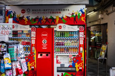 Tokyo, Japonya, 26 Ekim 2023: Çorap ve içecek satan renkli otomatlar