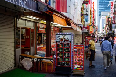 Tokyo, Japonya, 26 Ekim 2023: Akihabara 'da Alkol Menüsü ile Kebap Restoranı