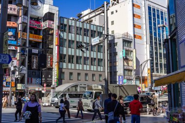 Tokyo, Japonya, 26 Ekim 2023: Shinjuku 'da yayalar ve Neon İşaretleri