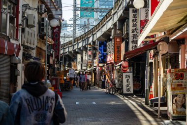 Tokyo, Japonya, 26 Ekim 2023: Geleneksel Pazar Sokağında Sessiz Sabah