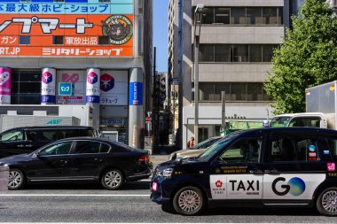 Tokyo, Japonya, 26 Ekim 2023: Şehir Caddelerinde Dolaşan Taksi