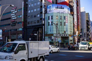Tokyo, Japonya, 26 Ekim 2023: Shibuya 'da Trafik ve Şehir Hayatı
