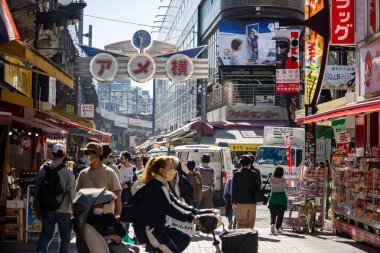 Tokyo, Japonya, 26 Ekim 2023: Ueno 'da alışveriş yapan ve market tezgahları olan kalabalık cadde
