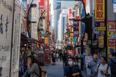 Tokyo, Japonya, 26 Ekim 2023: Akihabara 'da elektronik mağazaları ve reklam panoları olan kalabalık sokak