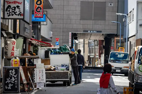 Tokyo, Japonya, 26 Ekim 2023: Pazar Dükkanları ve Alışverişçiler ile Meşgul Sokak